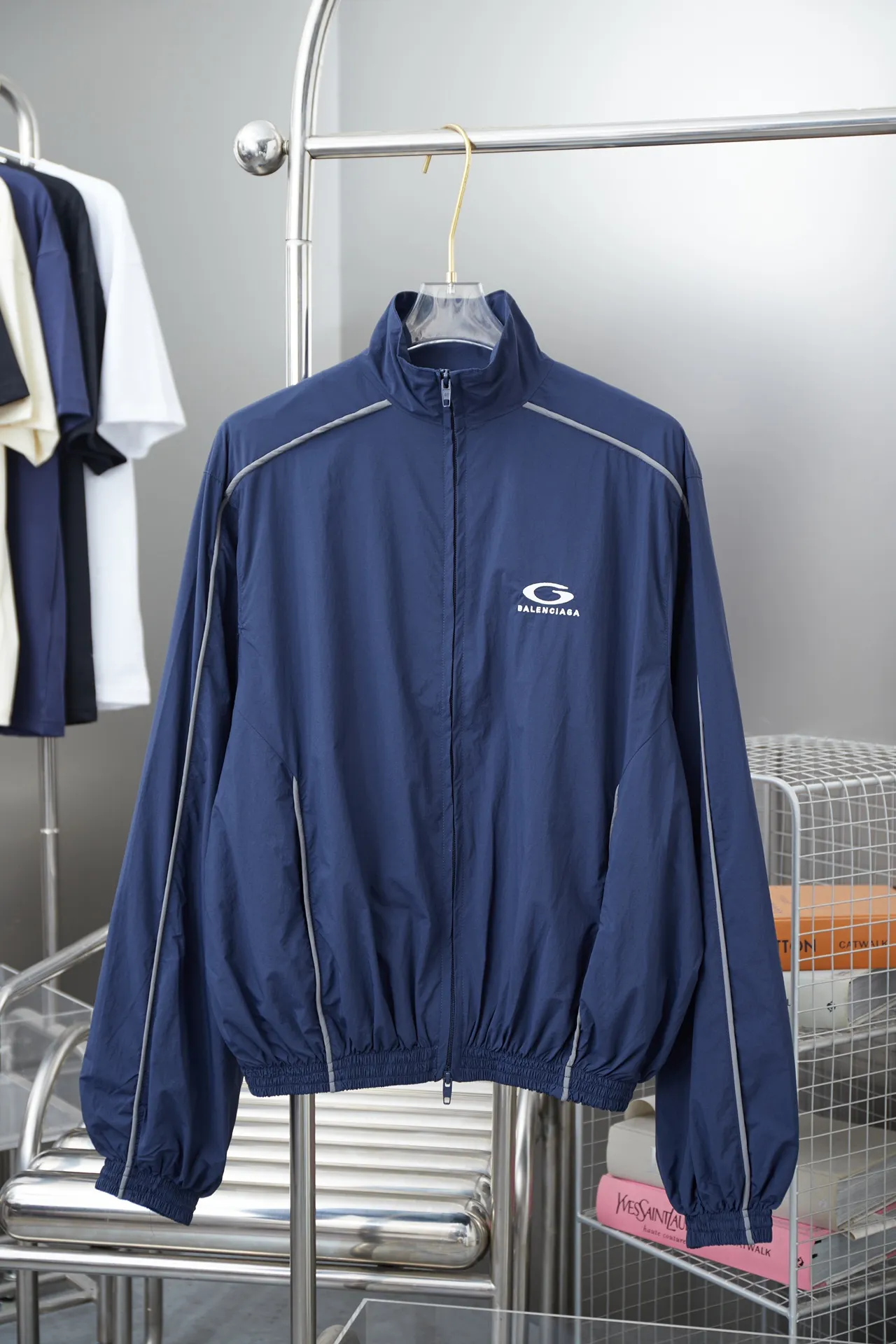 𝘽𝘼𝙇*𝙉𝘾𝙄𝘼𝙂𝘼 Navy half-ring embroidered reflective striped jacket Light luxury A must-have item for daily commuting for men and women Correct version Welcome to compare Detailed features · Customized matt Taslan jacket fabric · The fabric has undergone a waterproof coating process · The interior is made of three-level polyester bird's eye mesh · OS ultra-loose silhouette design · Side zipper pockets, small high stand-up collar design · Internal zipper pocket design · Elastic waistband design at the hem · Customized molded hardware zipper Jacket double puller design · Tajima high-speed embroidery machine with 100,000 three-dimensional needles · Embedded design of reflective strips · Customized molded original logo hardware zippers · Original main mark washed tag packaging Color: Navy Size: 46/48/50/52